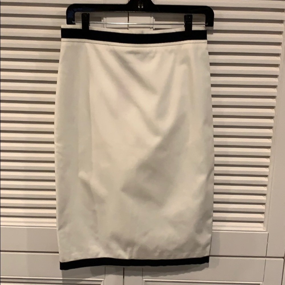white with navy pencil skirt size 4 CH Carolina Herrera